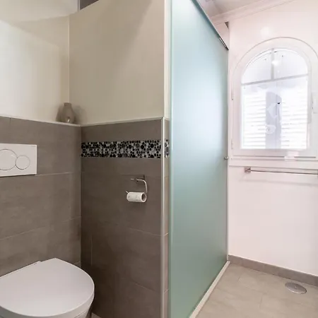 Flatguest + 2 Terraces + 9 Pax + Sea View